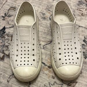 Native Unisex kids Slip-On Sneakers in White